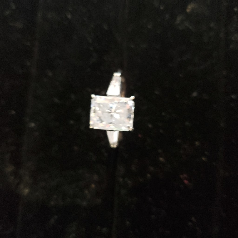 3ctw approx., square cut and baggetts ring